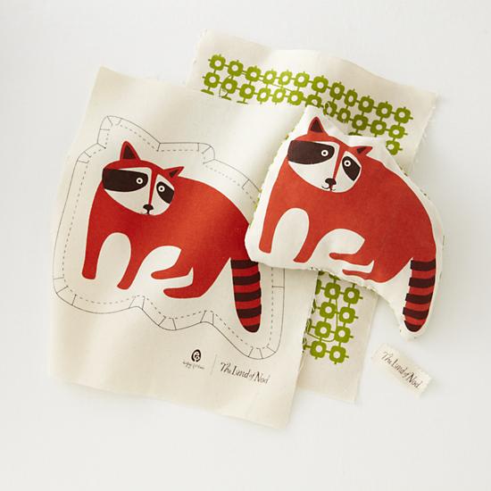 Crafts_Eggspress_Pillow_Racoon