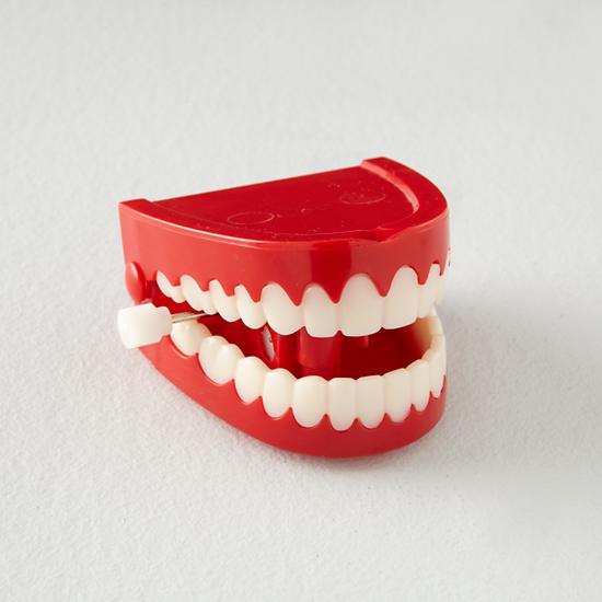 Toy_ChatteringTeeth_1011